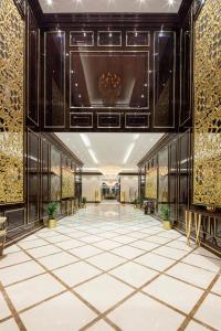 吉达西拉马尔酒店的大堂设有瓷砖地板和吊灯。