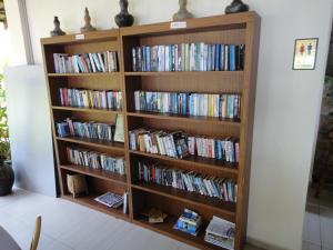 刁曼岛米纳安格湾度假酒店的书架上装满了书和书房