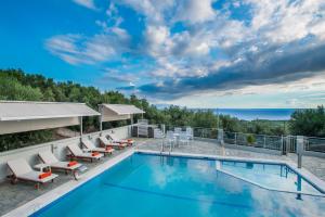 卡斯特罗西基亚Orizontas Residencies的一个带椅子的游泳池,享有海景