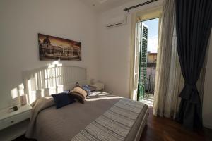 巴勒莫艾拉塔里尼住宿加早餐旅馆的一间卧室设有一张床和一个大窗户