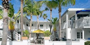 圣徒皮特海滩海滩酒店的一座白色的建筑,前面有棕榈树