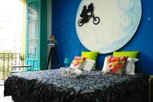 塞维利亚塞维利亚奇特艺术旅馆的蓝色卧室,配有月亮壁画床