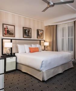 旧金山Inn at Union Square的酒店客房设有一张大床和两盏灯。