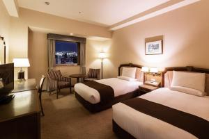札幌MYSTAYS 札幌 Aspen 酒店的酒店客房设有两张床和窗户。