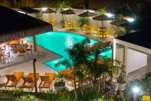 乌巴图巴Pousada Castello Montemare的享有酒店游泳池的顶部景色