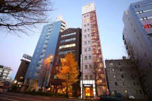 东京浅草驹形WING国际酒店 的城市中一群高大的建筑
