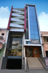 库姆巴科纳姆Hotel Metro的前方设有楼梯的二叠式建筑