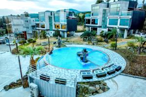 西归浦市多尼克希尔度假村的公寓大楼设有带喷泉的游泳池