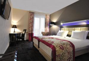 比亚韦斯托克特里奥3号酒店的酒店客房配有两张床和一张书桌