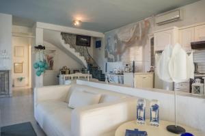 卡尼奥提Blue Horizon 2 in Chalkidiki的一间带白色沙发的客厅和一间厨房
