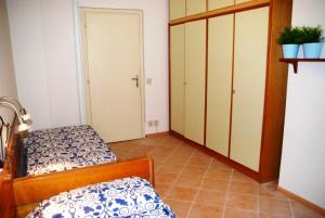 格拉多Santis Appartament的一间卧室配有两张床和一个衣柜