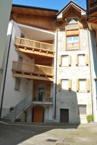 Castel CondinoCadari' Appartamenti的旁边带阳台的建筑