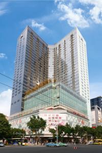 广州广州朋满公寓式酒店北京路捷登都会店-交易会免费巴士接送的一座大型建筑,两座高楼