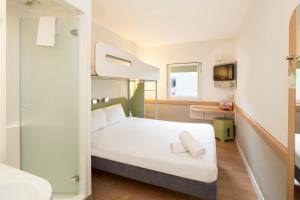 格拉斯哥格拉斯哥宜必思快捷酒店的一间酒店客房 - 带一张床和一间浴室