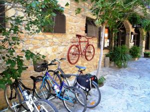 MontsonisCal Gravat的停在石头建筑旁边的一群自行车