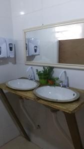 弗洛里亚诺波利斯Vibe House Hostel的浴室设有2个水槽和镜子