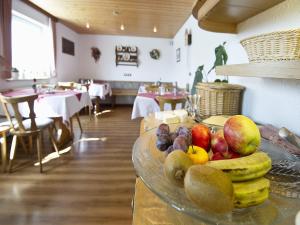 蒂蒂湖-新城Gasthaus Schweizerhof的餐厅桌子上放一碗水果
