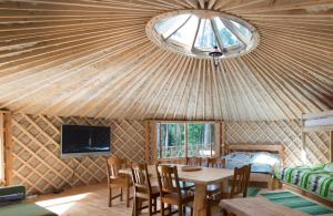Gaugariai优图斯乡村民宿的客房设有木制天花板、桌子和电视。