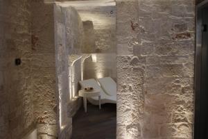 图里Relais Il Santissimo的浴室设有石墙内的白色卫生间