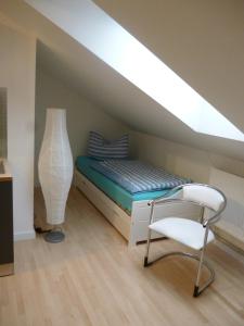 朗斯多夫A10 Apartmenthaus的一间卧室配有一张床和天窗
