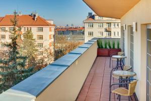 布拉格奥雅酒店的大楼内带桌椅的阳台