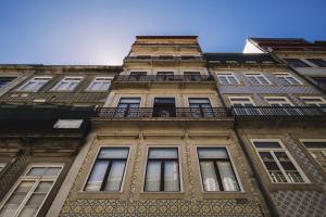 波尔图ORM - Ferreira Borges Apartment的一座高高的建筑,设有窗户和阳台
