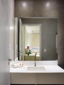 里约热内卢伊帕内玛殷乔伊公寓式酒店的浴室设有白色水槽和镜子