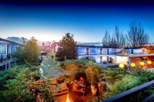 波特兰朱庇特酒店的享有花园建筑的空中景致