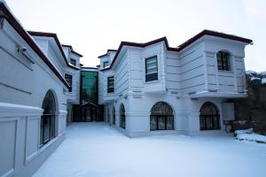 卡尔斯Kars-i Si̇ri̇n Otel的院子里白雪的房子
