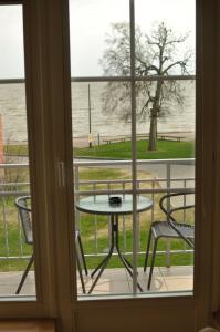 奈达尼多斯布雷旅馆的从窗口可欣赏到桌椅的景色