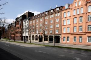基尔柏林霍夫酒店的一条空的街道,在一座大型砖砌建筑前