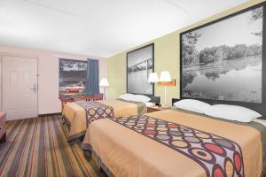 尤福拉尤福拉速8酒店的酒店客房设有两张床和大窗户。