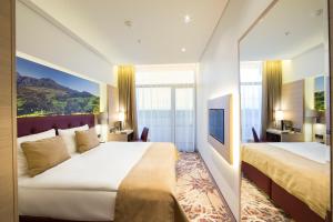 尤尔马拉斯玛拉里卢普SPA&会议酒店的酒店客房设有两张床和大窗户。