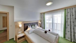 索尔登捷克林膳食公寓的一间卧室设有一张大床和一个大窗户