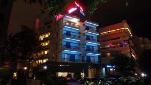 雅典奈斯特里翁酒店的建筑上点着蓝色和红色的灯光