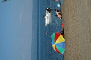 博尔塞纳Blu International Camping的海滩上方的景观,带有色彩缤纷的伞