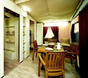 博尔塞纳Blu International Camping的一间用餐室,在房间内配有桌椅