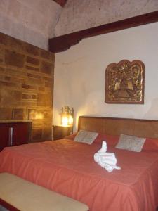 阿雷基帕阿雷基帕旅馆的卧室配有红色的床,上面有白色动物