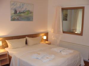 巴贝Apartments Villa Seeblick的一间卧室配有一张床,上面有两条毛巾