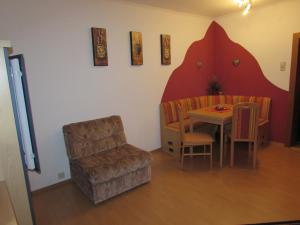 德拉什Hutmannhof-Ferienwohnungen的客厅配有桌子、椅子和沙发