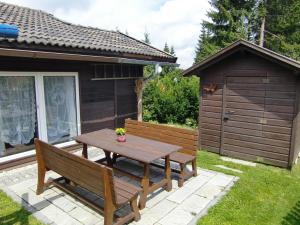 菲利普斯罗伊特Ferienhaus Altenstrasser的野餐桌和院子内的长凳