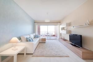波尔蒂芒罗沙蓝海公寓的客厅配有白色沙发和电视