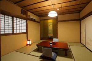 会津若松田事日式旅馆的配有桌椅和台灯的房间