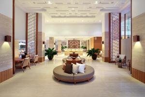 勒吉安财富套房酒店的大厅,中间有沙发