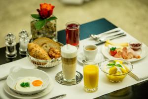 巴塞尔莱茵河畔达斯布雷特酒店的托盘上带早餐食品和饮料的桌子