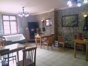 元阳县元阳水云间客栈的一间带桌椅和石墙的用餐室