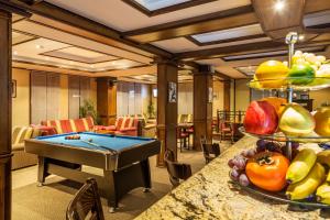 特罗扬蒙搭涅特罗央庄园酒店的一间设有台球桌的客房