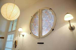 科希策Apartmán Moyzesova的一间设有两盏灯和一扇圆窗的房间