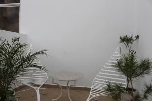 卡萨布兰卡Appartement Mogador的天井配有桌子、椅子和桌子