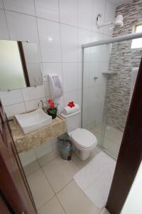 马拉戈日普萨达马拉格尔芬赫酒店的浴室配有卫生间、盥洗盆和淋浴。